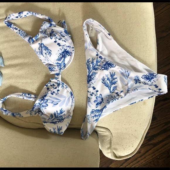 Blue floral bikini - Picture 1 of 6